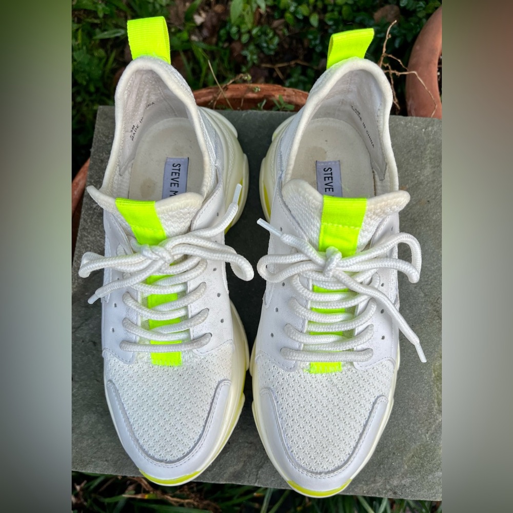 STEVE MADDEN Arelle White and Neon Yellow Casual Sneaker 7.5 lightly pre-owned.